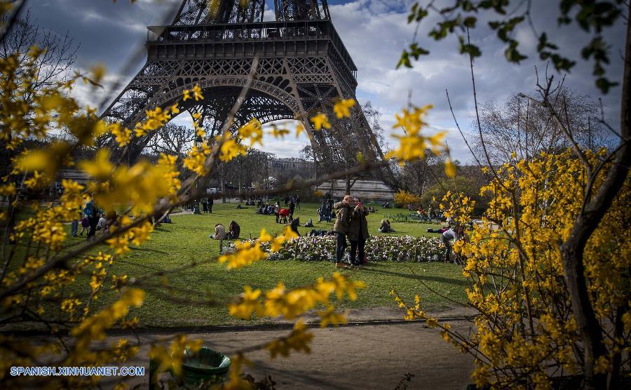 Bello paisaje de primavera en París, Francia