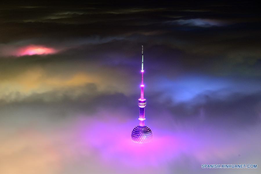 #CHINA-SHANGHAI-BUILDINGS IN FOG (CN)