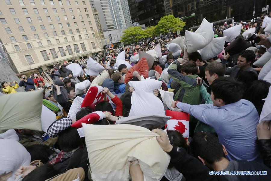 （国际）（1）加拿大温哥华举行“枕头大战” 