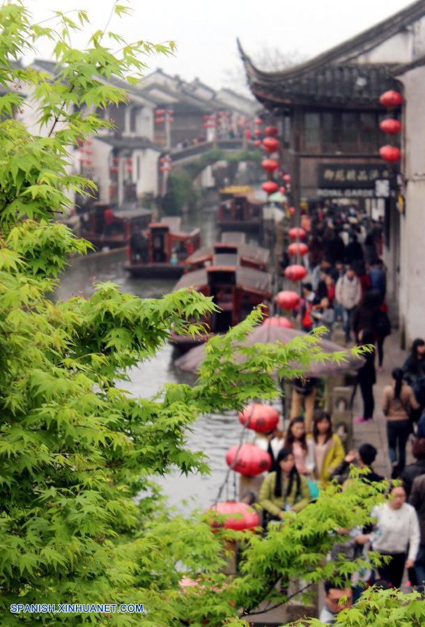 Muchos chinos viajan en vacaciones de Festival Qingming