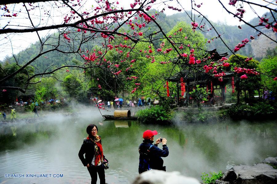 Muchos chinos viajan en vacaciones de Festival Qingming