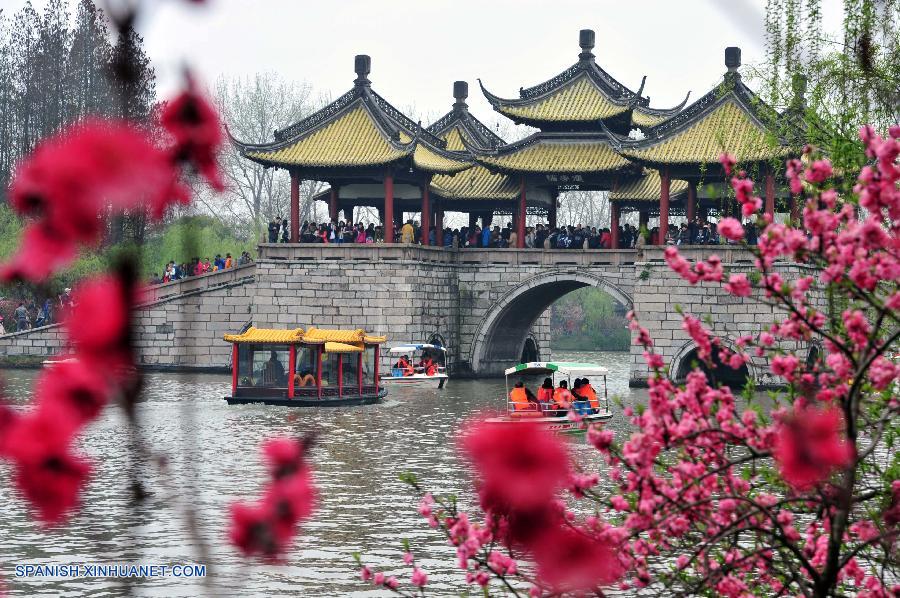 Muchos chinos viajan en vacaciones de Festival Qingming