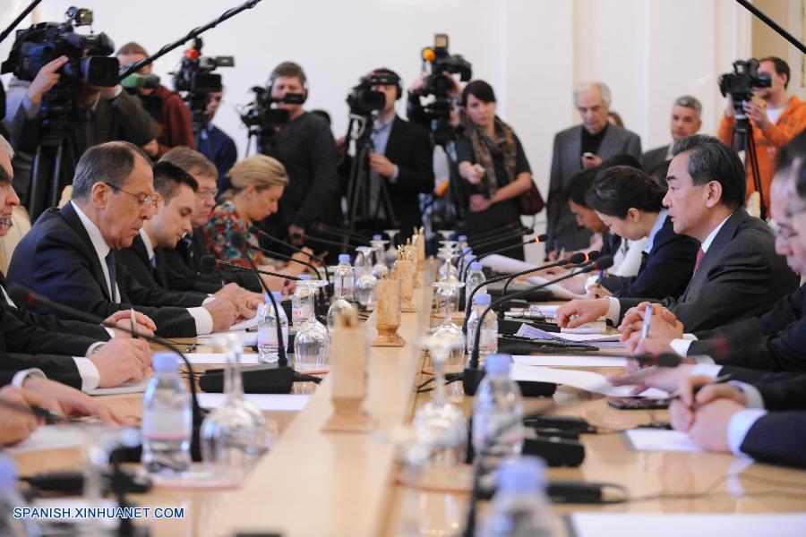 El ministro de Relaciones Exteriores de China, Wang Yi, de visita en Moscú, indicó hoy que la relación sana y estable entre China y Rusia se ha convertido en un gran impulso para el desarrollo de los dos países y en una fuerte garantía para la paz y estabilidad a nivel regional y mundial.