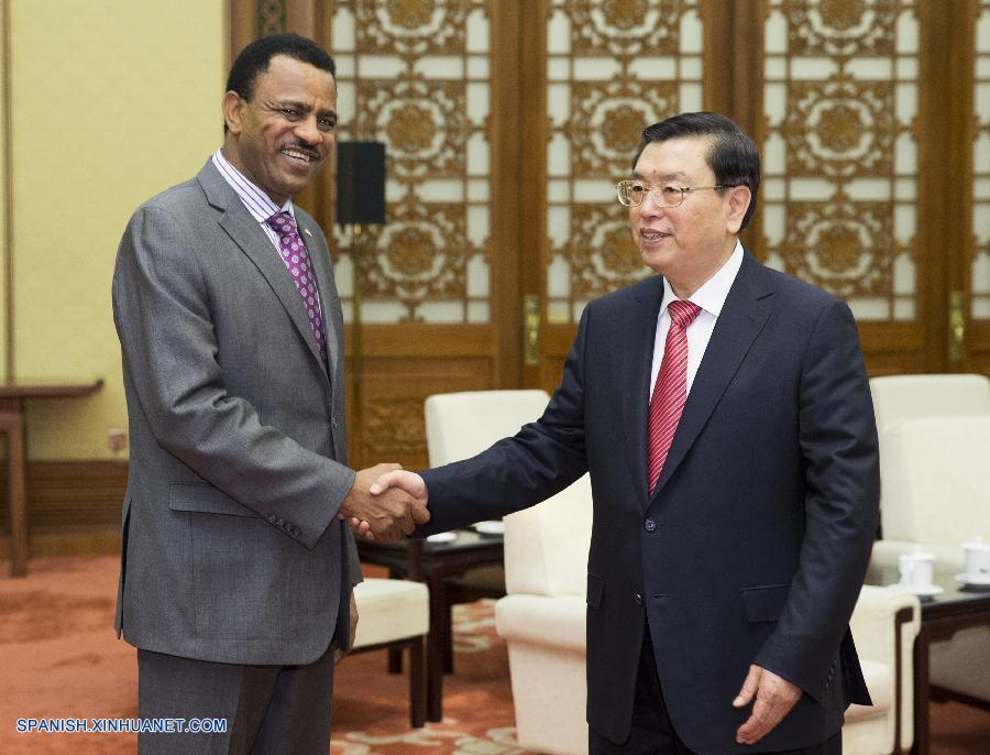 El máximo legislador de China, Zhang Dejiang, se reunió hoy con el presidente de la Cámara de la Federación, la cámara alta, de Etiopía, Kassa Teklebirhan, en el Gran Palacio del Pueblo en Beijing.