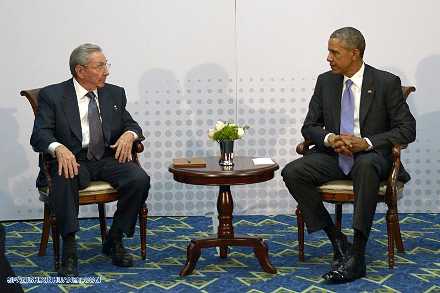 El presidente de Estados Unidos, Barack Obama y Cuba, Raúl Castro, sostuvieron hoy en Panamá su primer encuentro oficial,en el marco de la VII Cumbre de las Américas, con un tono de respeto y la voluntad de seguir trabajado para restablecer las relaciones entre ambos países.