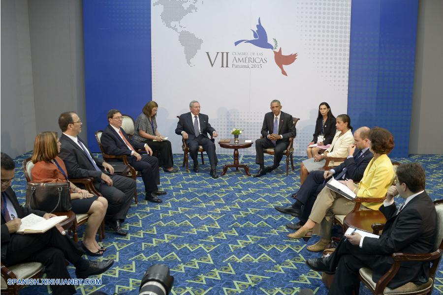 El presidente de Estados Unidos, Barack Obama y Cuba, Raúl Castro, sostuvieron hoy en Panamá su primer encuentro oficial,en el marco de la VII Cumbre de las Américas, con un tono de respeto y la voluntad de seguir trabajado para restablecer las relaciones entre ambos países.