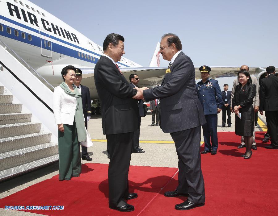 El presidente chino, Xi Jinping, llegó hoy a Islamabad para realizar su primera visita de Estado a Pakistán, país vecino de Asia Meridional que Beijing considera desde hace mucho tiempo como un 'amigo de hierro'.