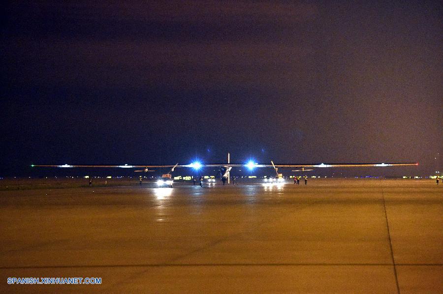 El avión Impulso Solar 2 despegó desde la municipalidad suroccidental china de Chongqing hoy martes para su segunda parada en el país asiático y la sexta de su aventura alrededor del mundo.