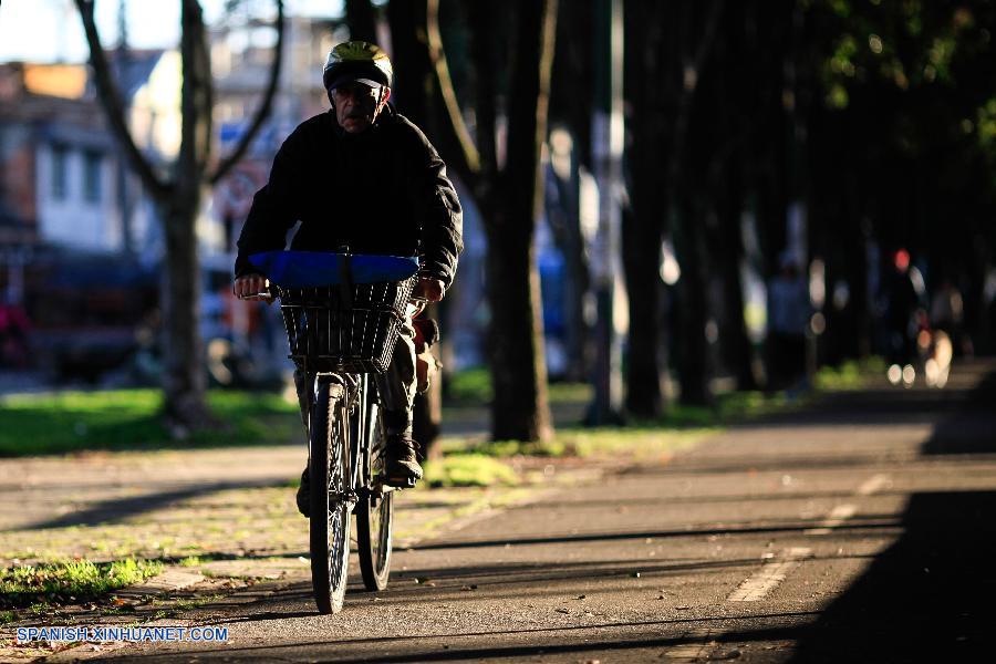Las actividades en Bogotá transcurren con normalidad en el 'Día sin Carro', jornada durante la cual los habitantes utilizan la bicicleta o el sistema de transporte público para desplazarse, informaron las autoridades de la capital colombiana.