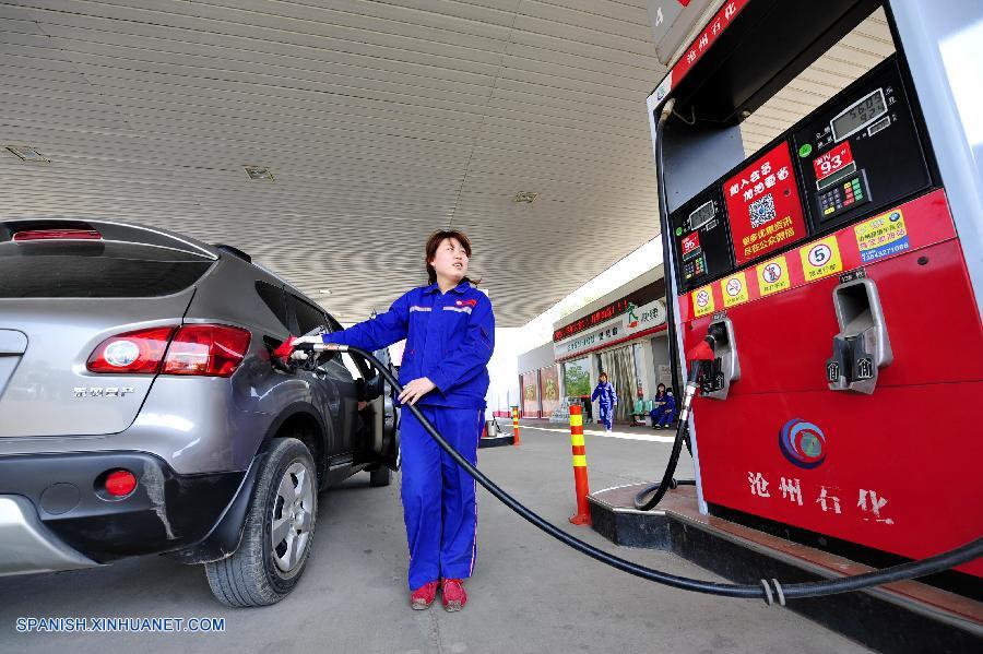 Los precios minoristas de gasolina subirán en 300 yuanes (49 dólares) por tonelada y los de diesel 285 yuanes, anunció hoy viernes la Comisión Nacional de Reforma y Desarrollo, el máximo planificador económico de China.