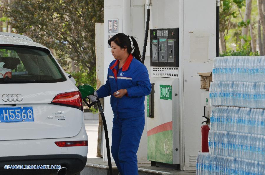 Los precios minoristas de gasolina subirán en 300 yuanes (49 dólares) por tonelada y los de diesel 285 yuanes, anunció hoy viernes la Comisión Nacional de Reforma y Desarrollo, el máximo planificador económico de China.