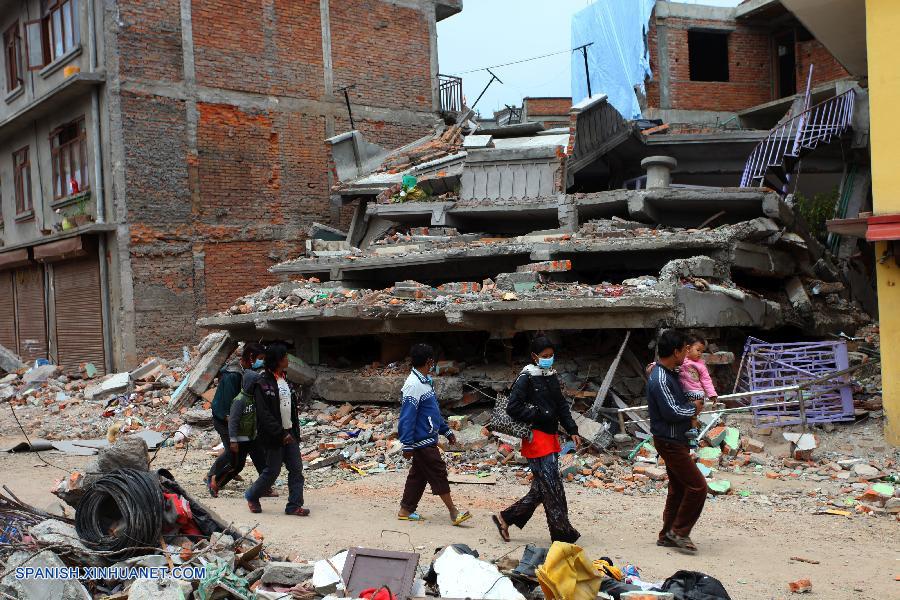 El número de muertos por el potente terremoto ocurrido el sábado en Nepal se elevó hoy a 5.057 y el de heridos a 10.915, dio a conocer el Ministerio del Interior nepalés.