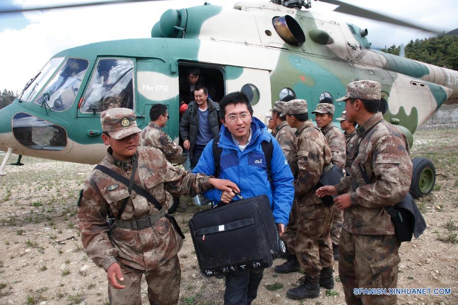 （尼泊尔地震）（3）军用直升机打通空中生命通道