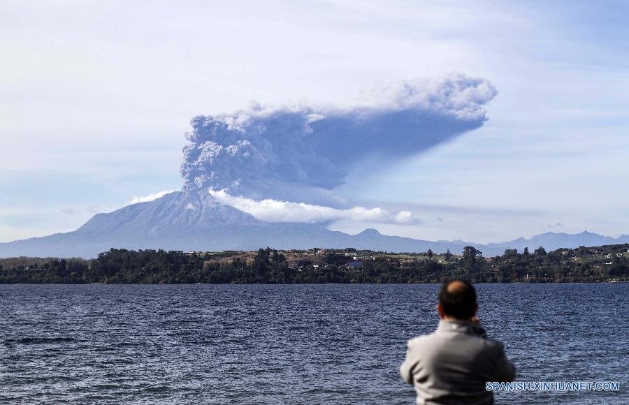 （国际）（1）智利卡尔布科火山再次喷发