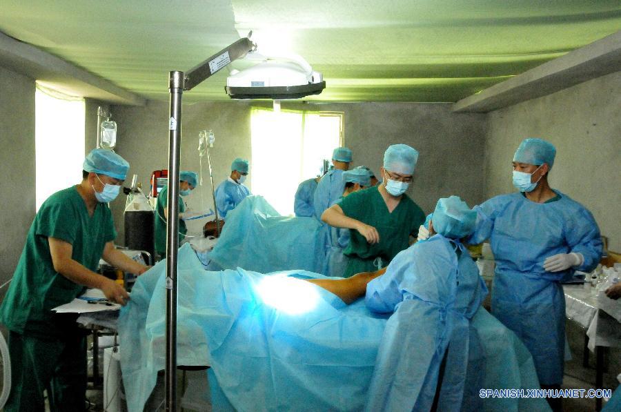（国际·尼泊尔地震）（1）探访中国国家地震救援队医疗分队野战医院手术室