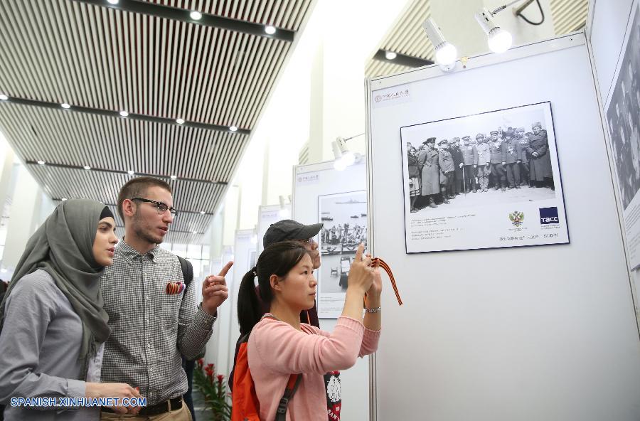 Un exhibición chino-rusa de fotografías de la II Guerra Mundial se inauguró hoy en una universidad de Beijing para conmemorar el 70° aniversario del fin de la guerra.