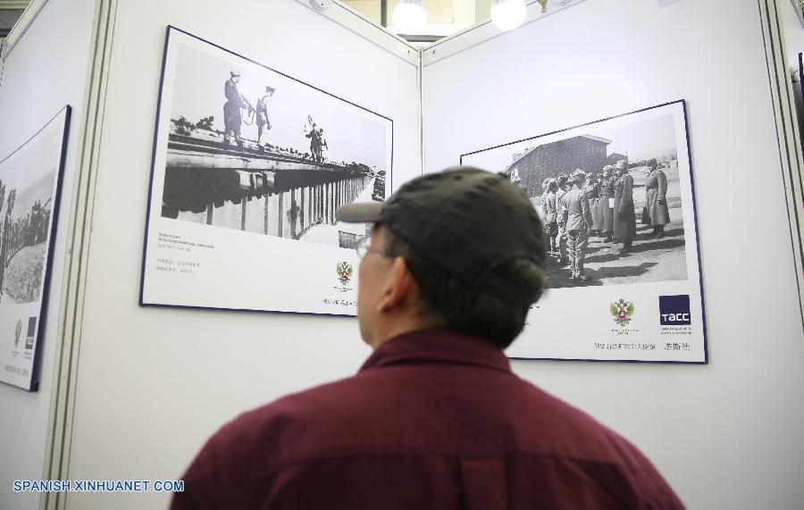 Un exhibición chino-rusa de fotografías de la II Guerra Mundial se inauguró hoy en una universidad de Beijing para conmemorar el 70° aniversario del fin de la guerra.