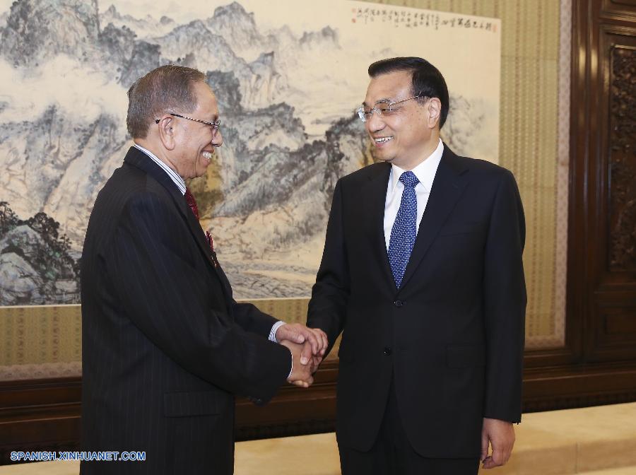 El primer ministro de China, Li Keqiang, dijo hoy que su país desea llevar a cabo la cooperación industrial con Malasia para ayudar a promover el desarrollo mutuo.
