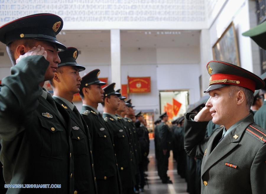 Los guardias de honor de China recibieron hoy medallas del Ministerio de Defensa de Rusia para conmemorar su participación en el próximo desfile del Día de la Victoria el 9 de mayo.