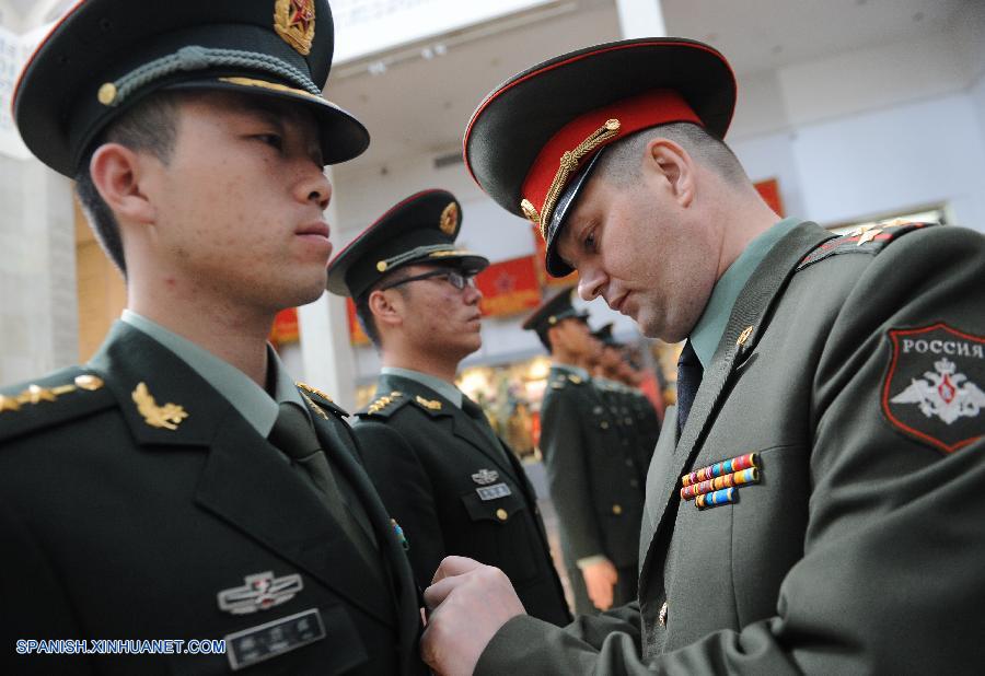 Los guardias de honor de China recibieron hoy medallas del Ministerio de Defensa de Rusia para conmemorar su participación en el próximo desfile del Día de la Victoria el 9 de mayo.