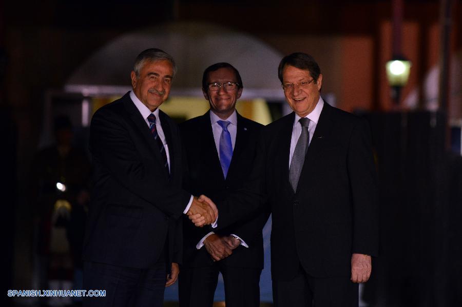 Los líderes de las distanciadas comunidades grecochipriota y turcochipriota de Chipre acordaron reanudar las negociaciones de paz el 15 de mayo después de una pausa de casi siete meses, anunció hoy Naciones Unidas.