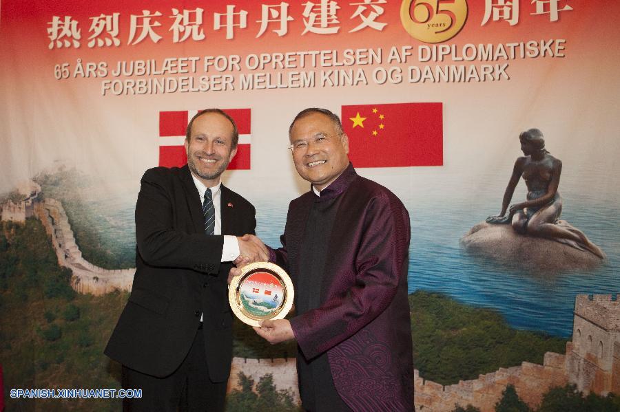 La embajada de China en Dinamarca ofreció hoy una recepción para celebrar el 65° aniversario del establecimiento de lazos diplomáticos entre los dos países.