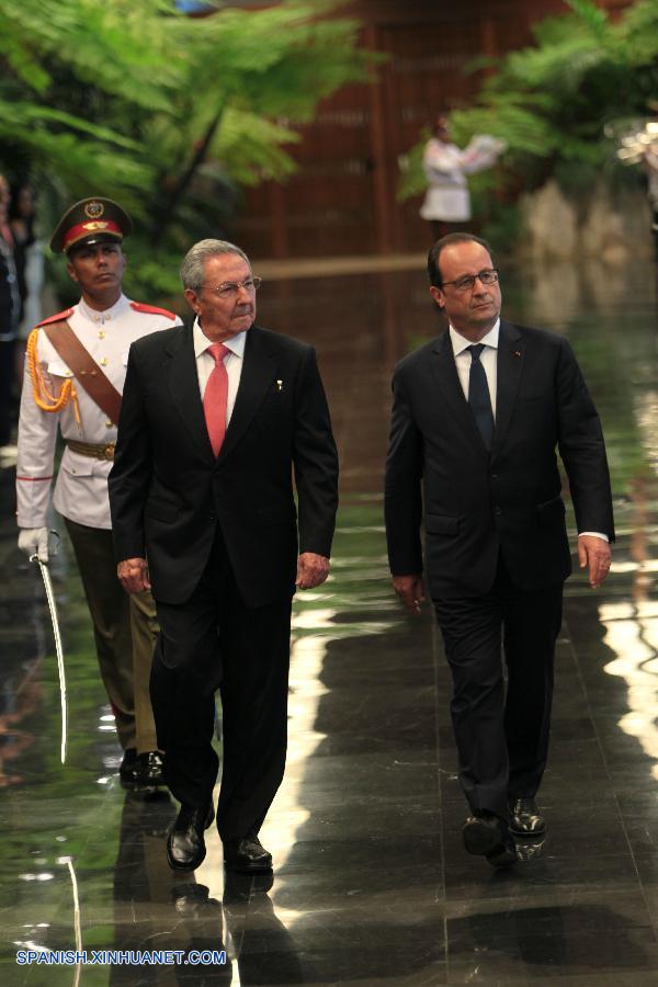 El presidente de Francia, Francois Hollande, quien inició hoy las actividades de una visita oficial de poco más de 24 horas a Cuba, visitó al líder histórico Fidel Castro en su residencia en La Habana, informaron fuentes diplomáticas de nación europea.