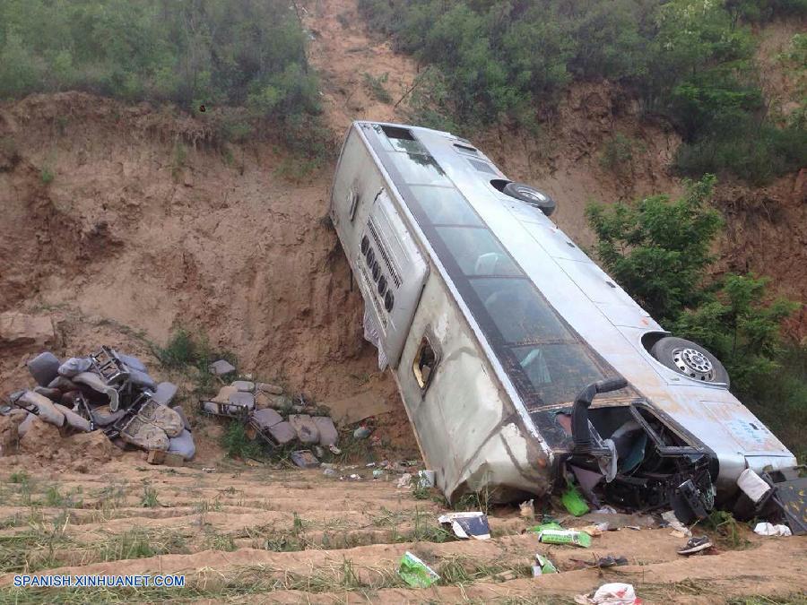 Treinta personas murieron la tarde de hoy viernes en la provincia noroccidental china de Shaanxi después de que un autobús volcara y se precipitara por un valle, confirmaron las autoridades locales.