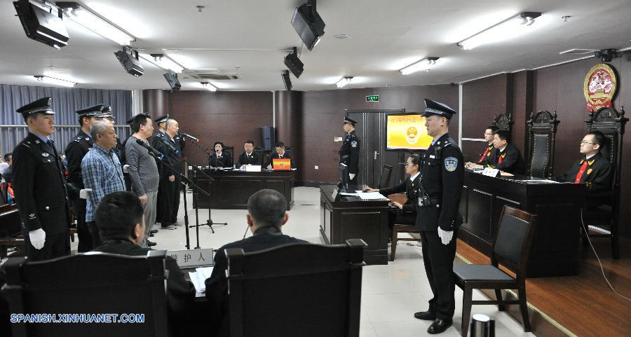 Tres oficiales de policía fueron juzgados hoy viernes por la mañana en la provincia nororiental china de Heilongjiang por supuesto abuso de poder y negligencia en el cumplimiento del deber, según las autoridades locales.