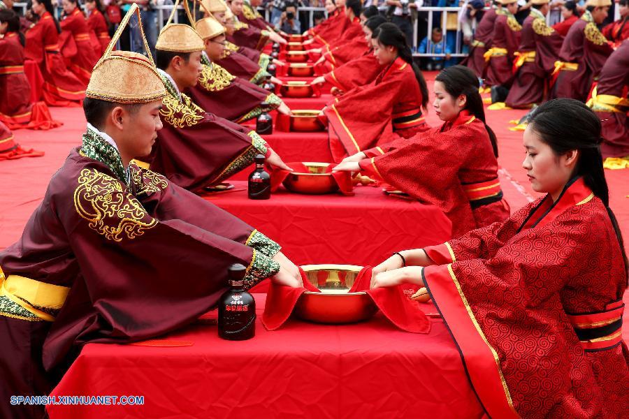 Ceremonia de boda colectiva al estilo tradicional en China