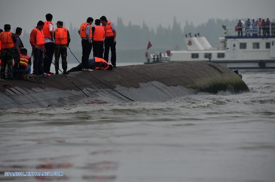 Doce personas han sido rescatadas y al menos cinco personas han fallecido después de que un crucero con 458 personas a bordo, la mayoría de ellas ancianas, se hundiera en el río Yangtse el lunes por la noche.