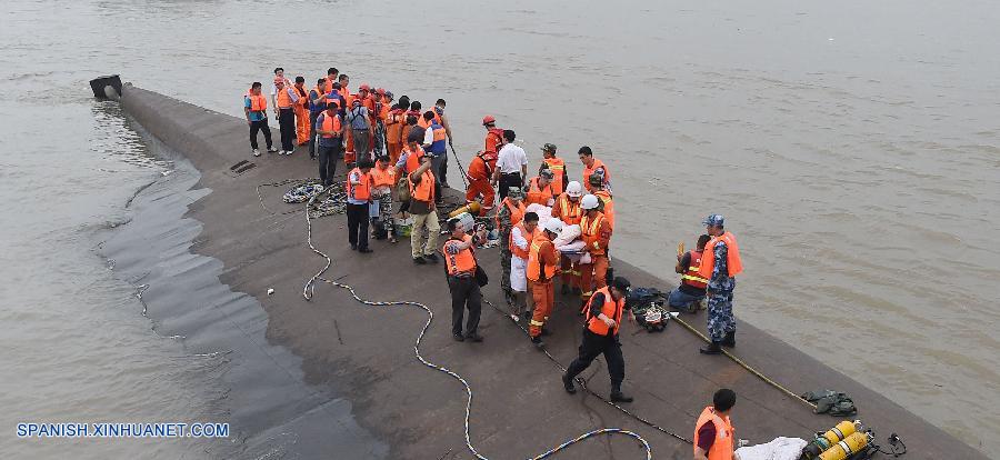 Otras tres personas fueron salvadas después de que efectivos de las fuerzas de rescate cortaran en la tarde de hoy martes parte del barco volcado en el río Yangtse.