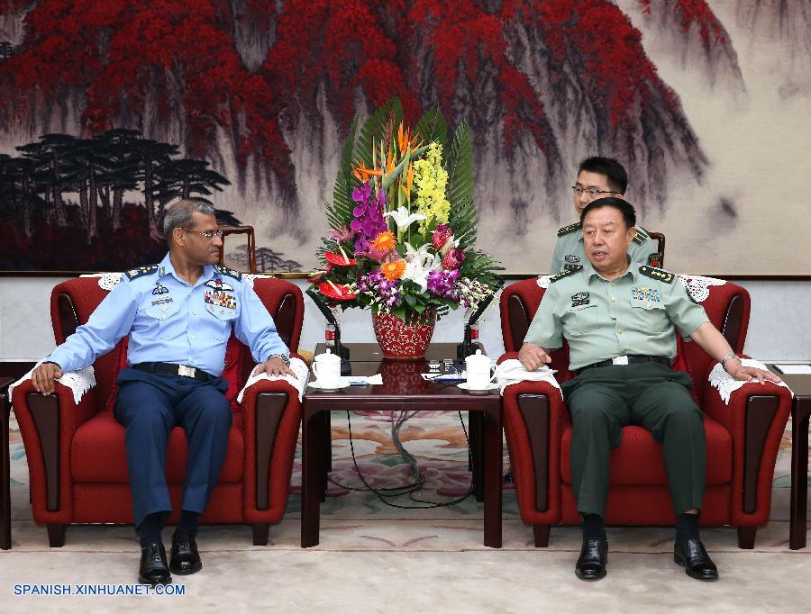Altos oficiales militares de China y Pakistán se reunieron hoy martes en Beijing, comprometiéndose a fortalecer la cooperación militar en áreas como la formación, los equipos militares y el antiterrorismo.