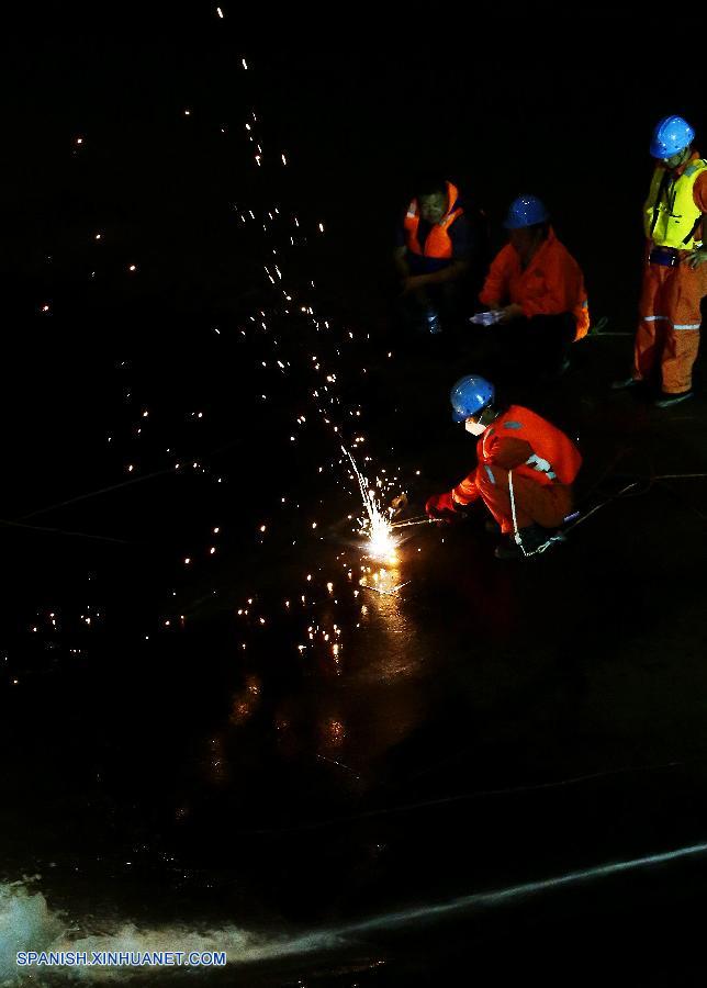 Los socorristas están realizando cortes en el casco del barco que zozobró el lunes por la noche, en un intenso esfuerzo para hallar sobrevivientes atrapados en el interior.