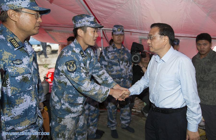 El primer ministro de China, Li Keqiang, elogió la labor de quienes buscan a los pasajeros desaparecidos del barco que se hundió en el río Yangtse luego el lunes y pidió a las autoridades locales garantizar su bienestar.