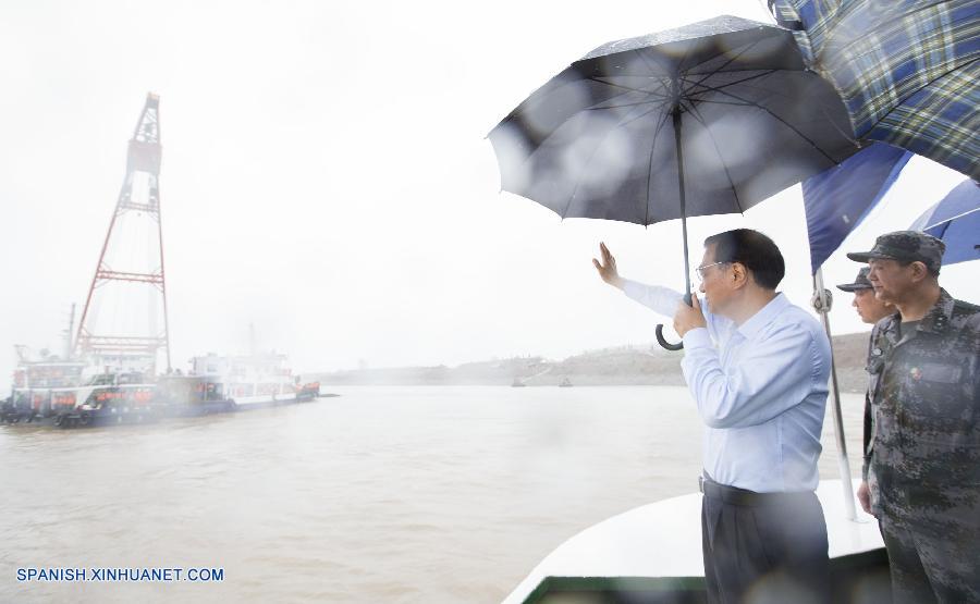 El primer ministro de China, Li Keqiang, elogió la labor de quienes buscan a los pasajeros desaparecidos del barco que se hundió en el río Yangtse luego el lunes y pidió a las autoridades locales garantizar su bienestar.