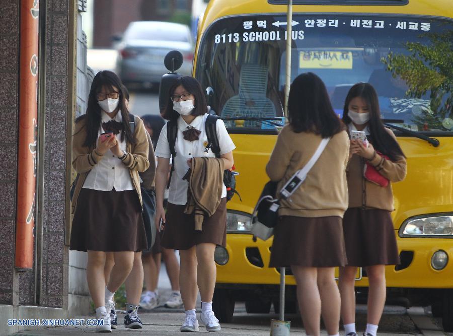 El número de surcoreanos contagiados con el mortal virus del síndrome respiratorio de Medio Oriente (MERS, siglas en inglés) ha ascendido a 35 este jueves con la identificación de cinco nuevos casos, informó el Ministerio de Salud y Bienestar Social surcoreano.