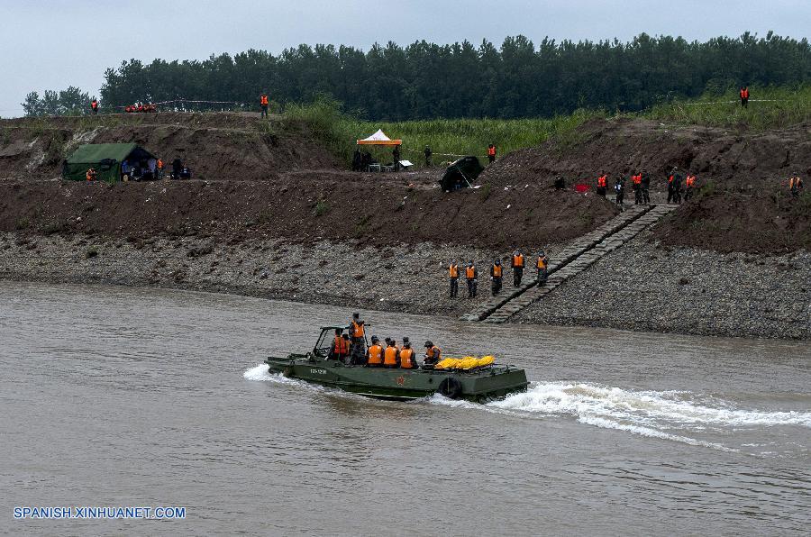 Los miembros de los equipos de rescate han recuperado otros 39 cadáveres desde las 21:00 horas del miércoles hasta las 8:00 horas del jueves, elevando el número total de muertos a 65, después de que un barco de pasajeros se hundiera en el río Yangtse el lunes por la noche.