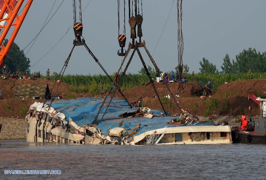 Los equipos de rescate están sacando del agua el crucero que volcó en el río Yangtse el lunes por la noche con 456 personas a bordo después de que lo hubieran reflotado hoy viernes por la mañana.