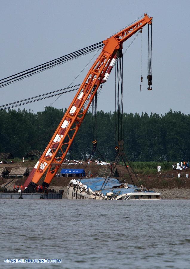Los equipos de rescate están sacando del agua el crucero que volcó en el río Yangtse el lunes por la noche con 456 personas a bordo después de que lo hubieran reflotado hoy viernes por la mañana.
