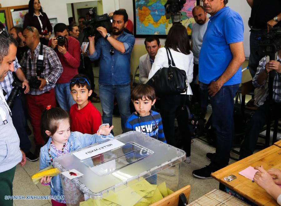 Los electores turcos comenzaron la mañana de este domingo a depositar sus votos para elegir a los 550 miembros del Parlamento, con el gobernante Partido Justicia y Desarrollo (AKP) en busca de su cuarta victoria consecutiva en las urnas.