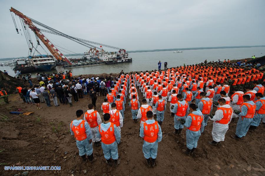 Se ha celebrado hoy domingo una ceremonia funeraria en conmemoración de las más de 400 víctimas fallecidas en el naufragio del crucero Estrella de Oriente el 1 de junio en el río Yangtse en el tramo de la provincia central china de Hubei.