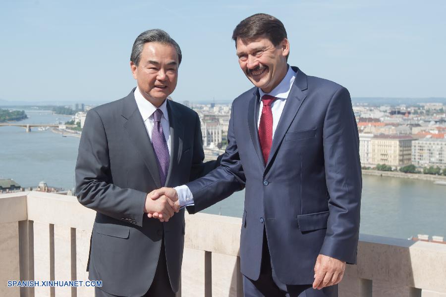 El presidente de Hungría, Janos Ader, y el ministro de Relaciones Exteriores de China, Wang Yi, intercambiaron el sábado en esta capital sobre las relaciones entre los dos países, particularmente de las iniciativas chinas de 'la Franja y la Ruta'.