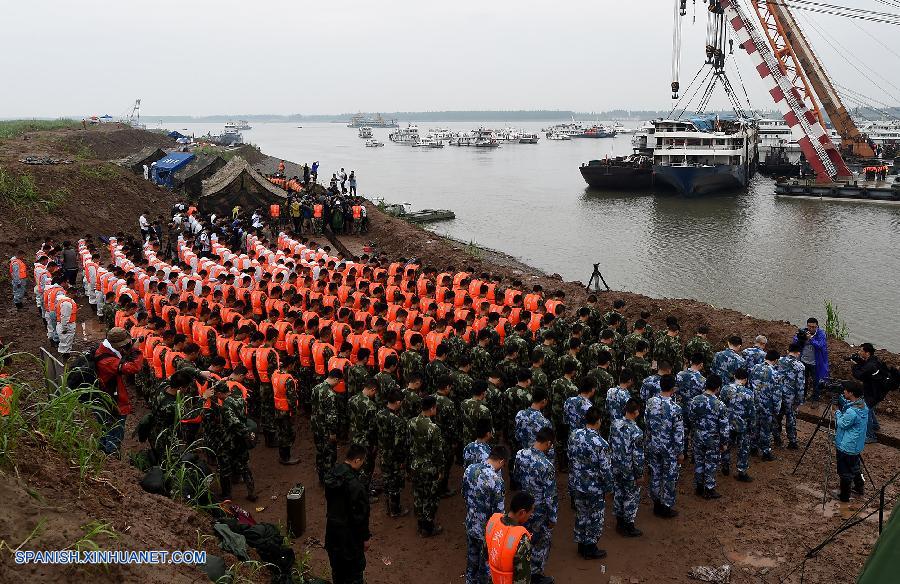 Los barcos hicieron sonar las sirenas mientras centenares de personas se reunían bajo la lluvia hoy domingo para recordar a las víctimas de la tragedia del Estrella de Oriente.