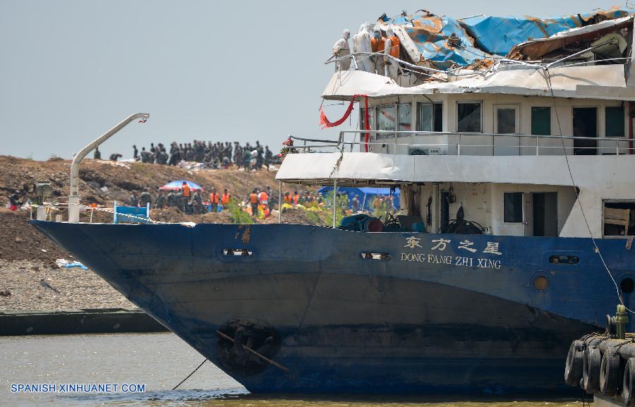 Los barcos hicieron sonar las sirenas mientras centenares de personas se reunían bajo la lluvia hoy domingo para recordar a las víctimas de la tragedia del Estrella de Oriente.