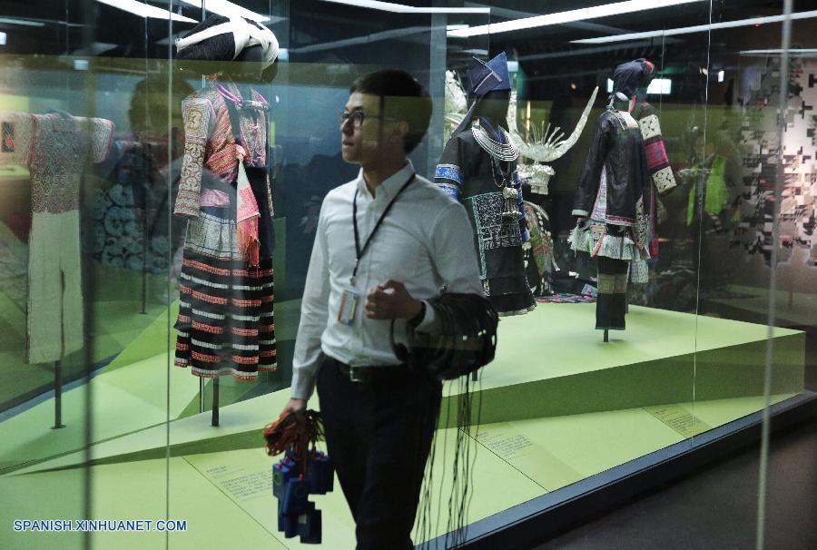 Vestidos, textiles, adornos de plata de grupos étnicos de Guizhou exhibidos en Taipei