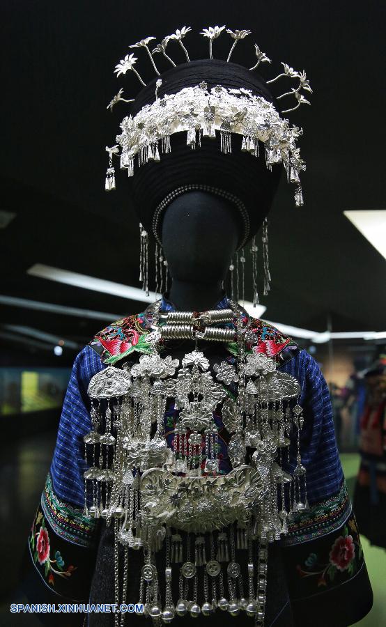 Vestidos, textiles, adornos de plata de grupos étnicos de Guizhou exhibidos en Taipei