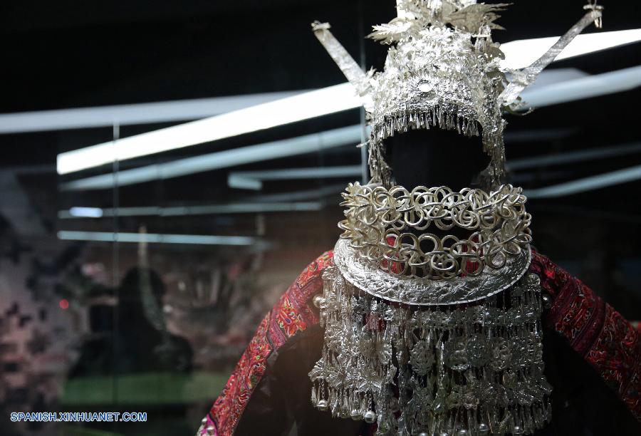 Vestidos, textiles, adornos de plata de grupos étnicos de Guizhou exhibidos en Taipei