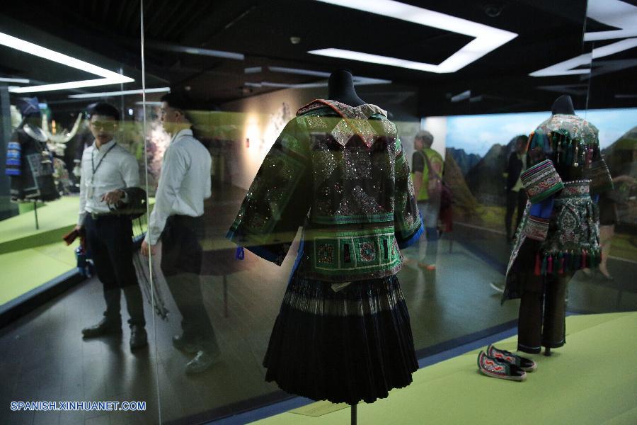 Vestidos, textiles, adornos de plata de grupos étnicos de Guizhou exhibidos en Taipei