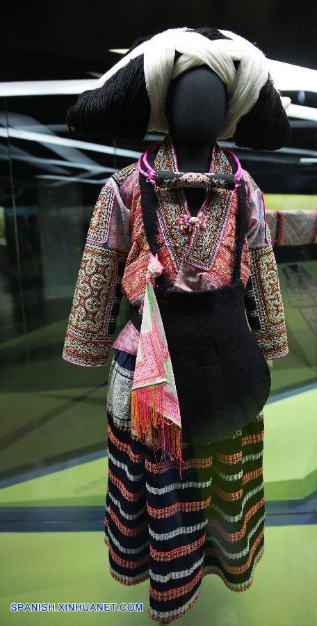 Vestidos, textiles, adornos de plata de grupos étnicos de Guizhou exhibidos en Taipei